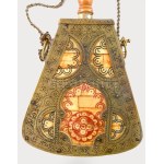 Jemeni tevecsont lőportartó. Cizellált ötvösmunka szerelékbe foglalt tevecsont elemek, előoldala festett, m: 30 cm //...