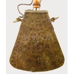 Jemeni tevecsont lőportartó. Cizellált ötvösmunka szerelékbe foglalt tevecsont elemek, előoldala festett, m: 30 cm //...