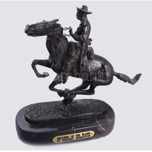 Frederic Remington (1861-1909): Trooper of the plains, Patinázott bronz, jelzett. Márvány talapzaton, névtáblával...