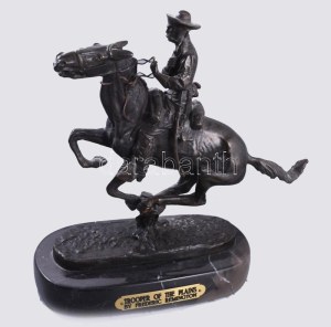 Frederic Remington (1861-1909): Trooper of the plains, Patinázott bronz, jelzett. Márvány talapzaton, névtáblával...