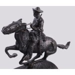 Frederic Remington (1861-1909): Trooper of the plains, Patinázott bronz, jelzett. Márvány talapzaton, névtáblával...