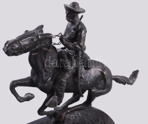 Frederic Remington (1861-1909): Trooper of the plains, Patinázott bronz, jelzett. Márvány talapzaton, névtáblával...