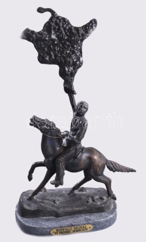 Frederic Remington (1861-1909): The Buffalo Signal, Patinázott bronz, jelzett. Gránit talapzaton, névtáblával...