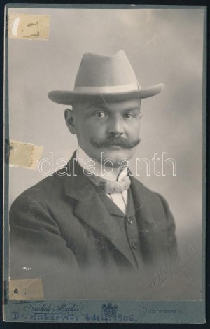 1906 Dr. Knezovits Adolf (1870-1922) ügyvéd portréja, a hátoldalon saját kezű dedikációjával (,...