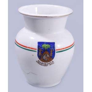 1940 Nagybánya visszatért feliratú porcelán váza, részben kézzel festett, jelzett, hajszálrepedéssel, kopásnyomokkal...