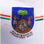 1940 Nagybánya visszatért feliratú porcelán váza, részben kézzel festett, jelzett, hajszálrepedéssel, kopásnyomokkal...