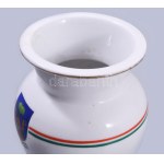 1940 Nagybánya visszatért feliratú porcelán váza, részben kézzel festett, jelzett, hajszálrepedéssel, kopásnyomokkal...