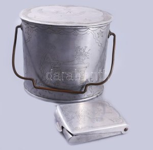 1946/1947 Málenkij robot fogolymunka. Kijev környéke, 1946-1947, megmunkált alumínium csajka és cigarettatartó, rajtuk ...