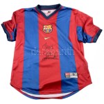 Az FC Barcelona labdarúgócsapat két játékosának aláírása a csapat mezén: Johan Cruijff (Cruyff) (1947-2016...