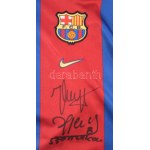 Az FC Barcelona labdarúgócsapat két játékosának aláírása a csapat mezén: Johan Cruijff (Cruyff) (1947-2016...