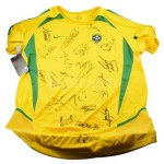 A Brazil labdarúgó-válogatott játékosai által aláírt mez, (legalább) 18 db különböző aláírással, köztük Pelé, Ronaldo...