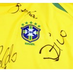 A Brazil labdarúgó-válogatott játékosai által aláírt mez, (legalább) 18 db különböző aláírással, köztük Pelé, Ronaldo...