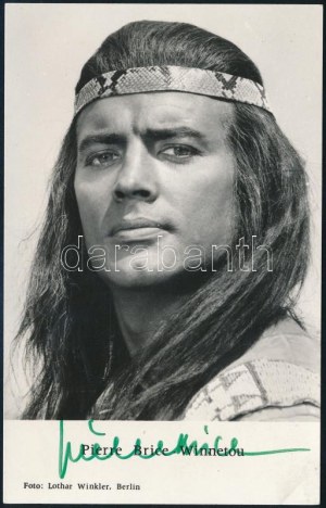 Pierre Brice (1929-2015) francia színész aláírása az őt ábrázoló képen ...