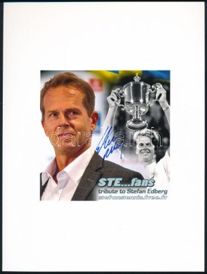 Stefan Edberg egy korábbi világelső svéd teniszező aláírása, aki a serve-and...