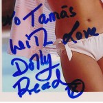 Dolly Read Martin brit színésznő és modell aláírása, aki az első brit Playmate volt a Playboy magazinban...