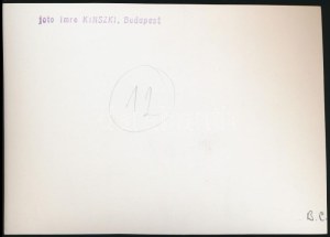 cca 1931 Kinszki Imre (1901-1945) budapesti fotóművész pecséttel jelzett vintage alkotása (lépcső javító), 11,6x16...