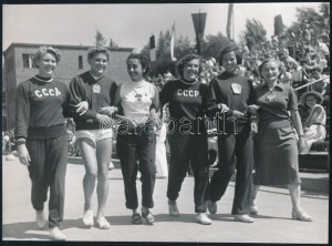 cca 1952-1952 Bojár Sándor (1914-2000) Női sportolók fotója, rajta szovjet, magyar, kínai, lengyel...stb sportolókkal...