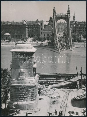 1945 Szendrő István (1908-2000): Budapest, a felrobbantott Erzsébet híd, hátoldalon pecséttel jelzett fotó...