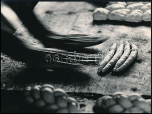 cca 1972 Várnai Győrgy vecsési fotóművész felvétele (Készül a fonottkalács), 1 db feliratozott, vintage fotó...