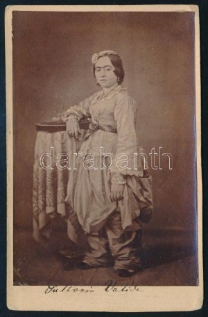 cca 1860 Válide szultán (a szultán anyja), feliratozott keményhátú fotó, 10,5×6,5 cm