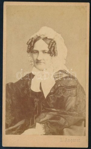 cca 1865 Karolina Auguszta magyar királyné (1792-1873), keményhátú fotó Angerer bécsi műterméből, 10,5×6...