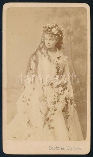 cca 1872 Pauliné Markovits Ilka (1839-1915) opera-énekesnő portréja, keményhátú fotó Doctor és Kozmata pesti műterméből...