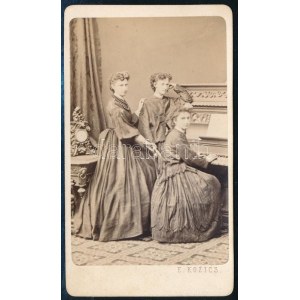 cca 1860-1870 Pozsony, Vrabély-nővérek. Vrabély Szerafina (1841-1931), Vrabély Stefánia (1849-1919)...