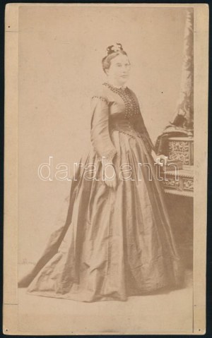 1867-1898 Leövey Klára (1821-1897) nevelőnő portréja, Ruttkay Lujza tanúsítványával...