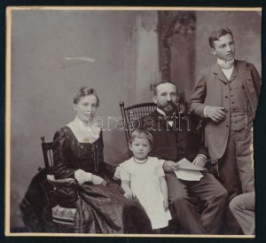 1902 Köpe (Keöpe) Viktor író és családja, keményhátú fotó hátoldalon feliratozva, vágott, felületi sérüléssel...