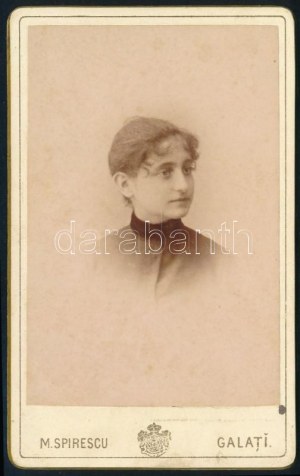 cca 1890-1900 Fiatal hölgy portréja, vizitkártya M. Spirescu román fényképész (Galati, magyarul Galac) műterméből, 10...