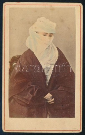 1871 Konstantinápoly (Isztambul), fátyollal takart arcú hölgy portréja, színezett fotó, vizitkártya...