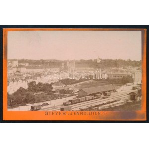 cca 1880 Steyer Ennsleiten, Ausztria, vasútállomás vonatokkal, háttérben a várossal, J. Jäger keményhátú fotója, 6,5×10...