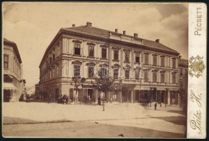 cca 1895 A Pécsi Királyi Ítélőtábla épülete, alul üzletekkel, Pátz H. keményhátú fotója, hátoldalon feliratozva, 10...