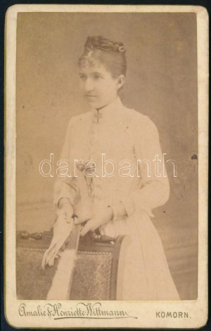 cca 1900 Elegáns fiatal hölgy portréja, vizitkártya Amalie & Henriette Wittmann komáromi (Komorn, Komárno...