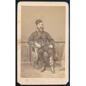 cca 1865 Szakállas úr magyaros ruhában, keményhátú fotó Borsos és Doctor pesti műterméből, 10,5×6...