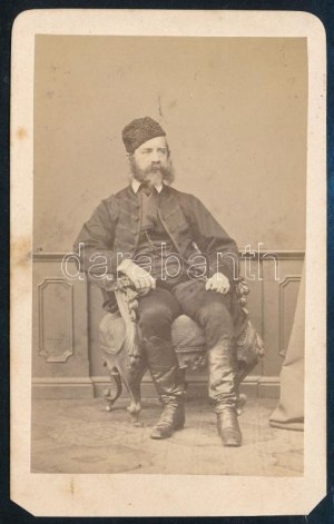 cca 1865 Szakállas úr magyaros ruhában, keményhátú fotó Borsos és Doctor pesti műterméből, 10,5×6...