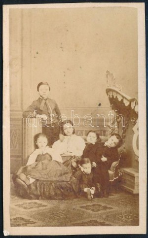 cca 1865 Testvérek, keményhátú fotó Tiefbrunner Sándor soproni műterméből, 10,5×6,5 cm