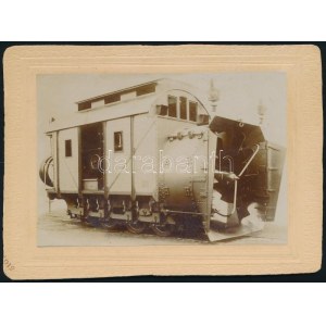 cca 1900 Hóhányó vasúti gép a MÁV Gépgyárban, keményhátú fotó, hátulján feliratozva, 13,5×18 cm ...