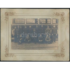 cca 1910 Villamos személyzettel, kartonra kasírozott fotó, karton foltos, 10×15 cm