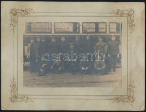cca 1910 Villamos személyzettel, kartonra kasírozott fotó, karton foltos, 10×15 cm
