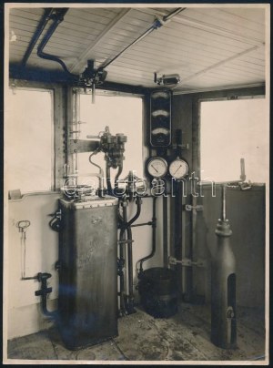cca 1920-1925 Az olasz Societa Nicola Romeo di Saronno vállalat által gyártott mozdony vezetőfülkéje, fotó...