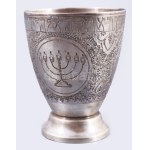 Ezüst (Ag) Kiddus pohár alátéttel. cca 19. sz. utolsó harmada, jelzett, mesterjeggyel, m: 9,5 cm, d: 13,5 cm...