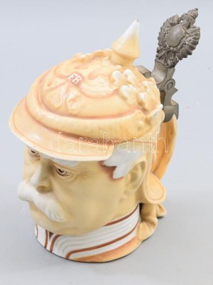 Otto von Bismarck kancellárt mintázó német porcelán sörös korsó, fém szerelékkel, alján 