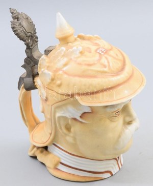 Otto von Bismarck kancellárt mintázó német porcelán sörös korsó, fém szerelékkel, alján 