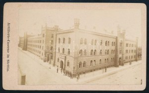cca 1875 A mai lengyel Szczecin (Stettin) tüzérségi kaszárnya, keményhátú fotó, felirattal, szép állapotban, 6,5×10...