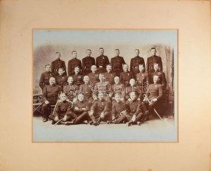 cca 1900 Nagyméretű katonai csoportkép, kabinetfotó paszpartuban...