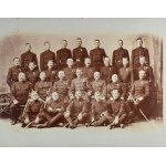 cca 1900 Nagyméretű katonai csoportkép, kabinetfotó paszpartuban...
