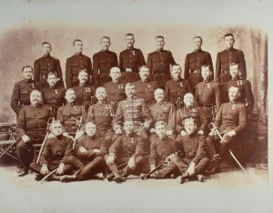 cca 1900 Nagyméretű katonai csoportkép, kabinetfotó paszpartuban...