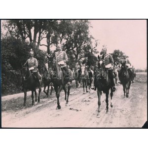 cca 1900-1910 Habsburg-Lotaringiai Ferenc Ferdinánd főherceg katonai (dragonyos) egyenruhában menetoszlop élén lovagol...