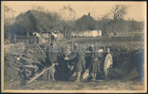 1914 Osztrák-magyar tüzérségi ágyú srapnellel való megtöltése, nagyméretű sajtófotó, a hátoldalon feliratozva...